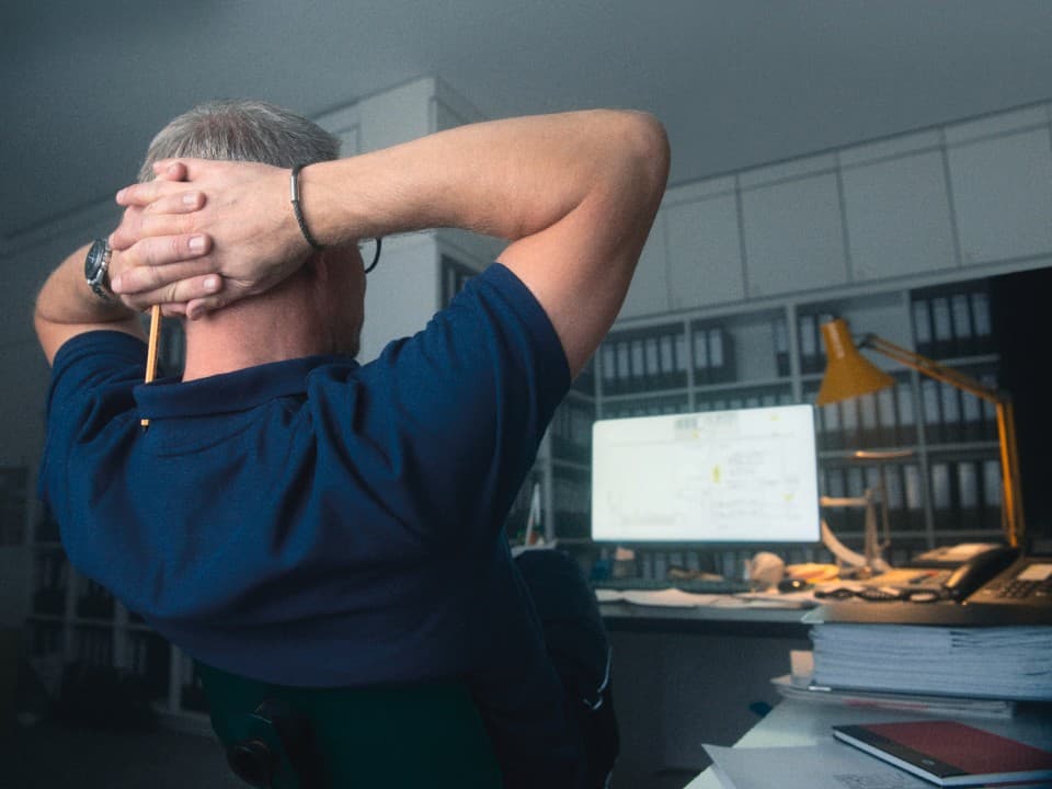 L'installatore siede davanti alla scrivania